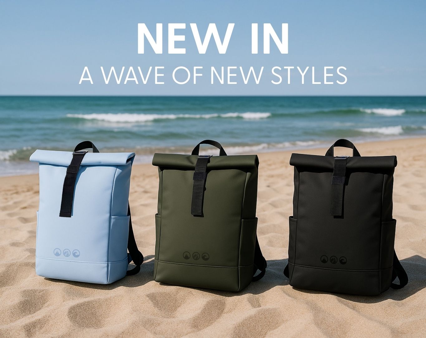 Rolltop Rucksack HOLU in drei Farben (Ice-blue, schwarz und Olive -grün) am Strand