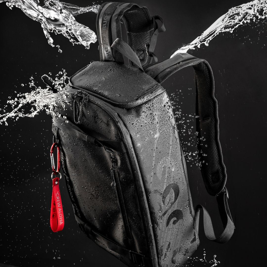 dynamisches Foto AHI Rucksack schwarz mit Wasser und rotem Karabiner