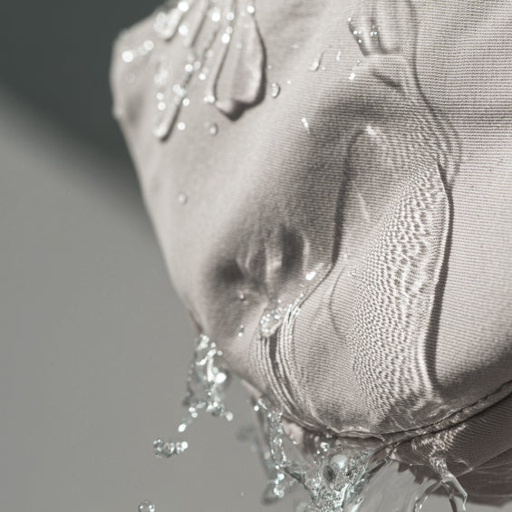 In Use Bild Moon Bag Wasser perlt von der Tasche ab