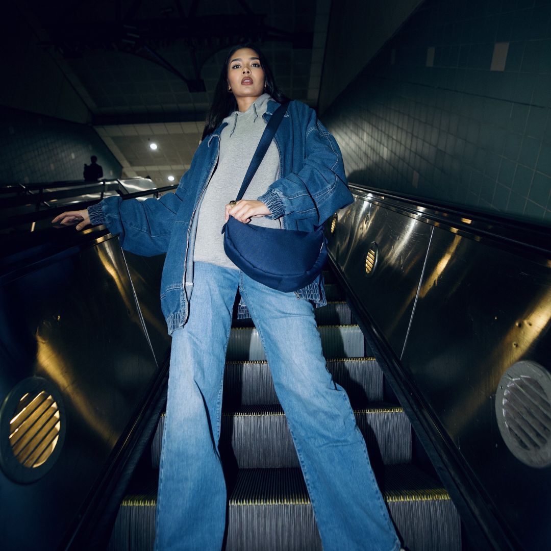 Moon Bag blau M in use frau steht auf einer Treppe