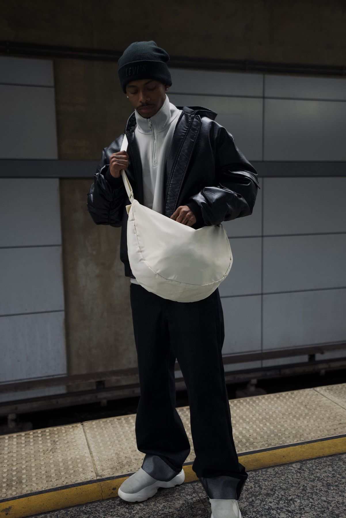 Moon Bag XL inuse Bild mann steht am bahnsteig und traegt laessige kleidung