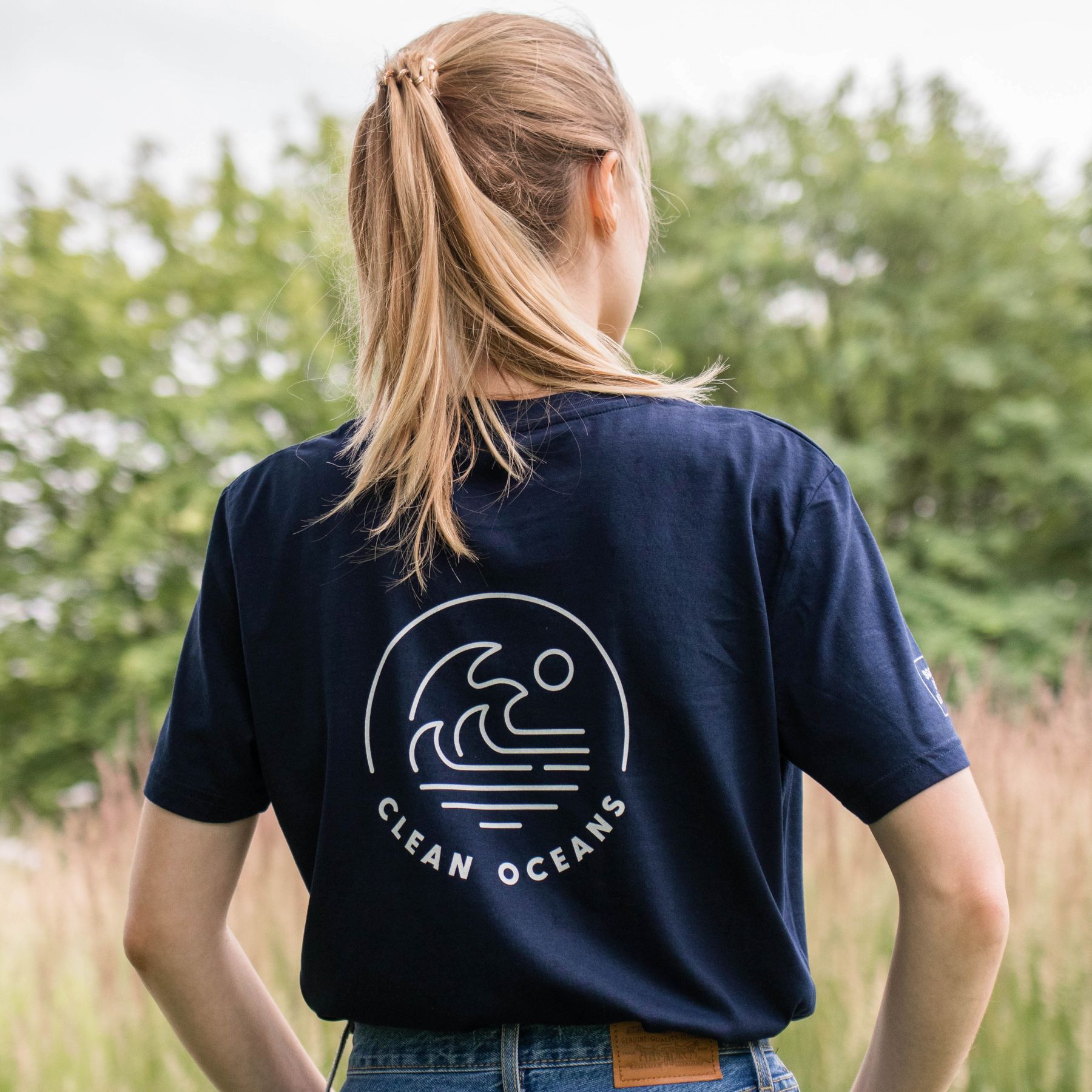 T-Shirt blau CLEAN OCEANS back
