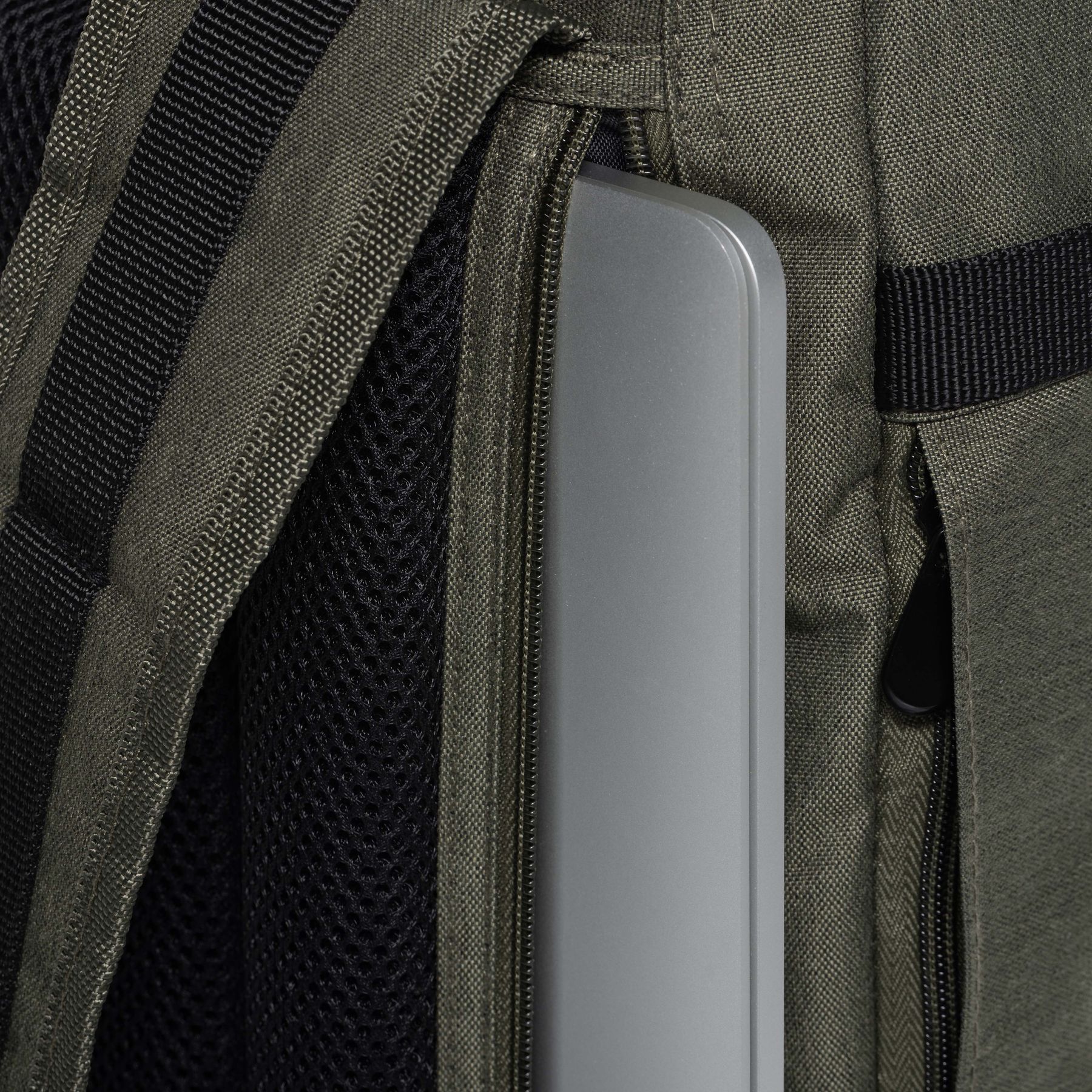Produktbild Nahaufnahme vom extra Laptopfach außen vom Toploader Rucksack KOLOA in olive-gruen