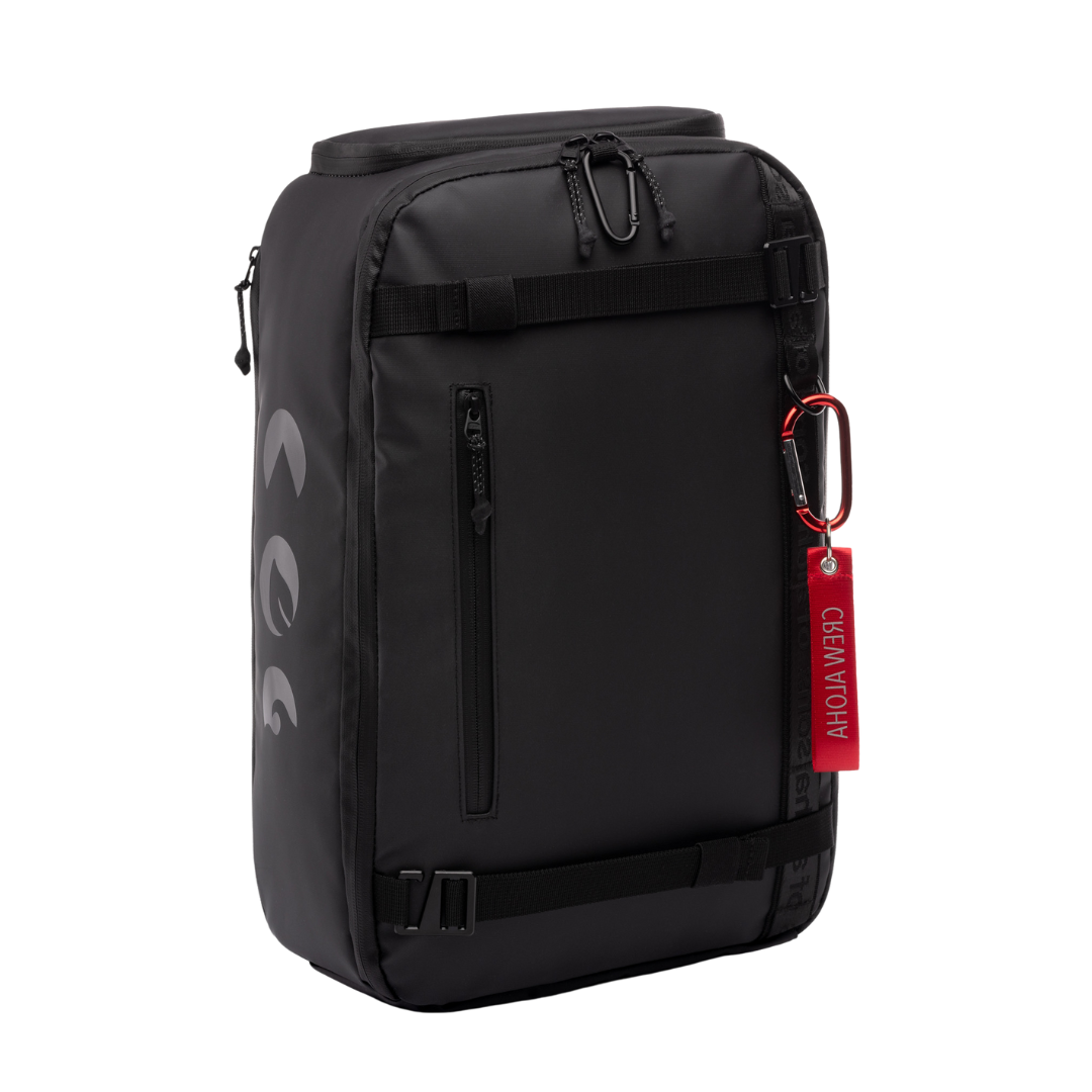 Produktbild schräg vorne schwarzer Rucksack mit rotem Karabiner AHI