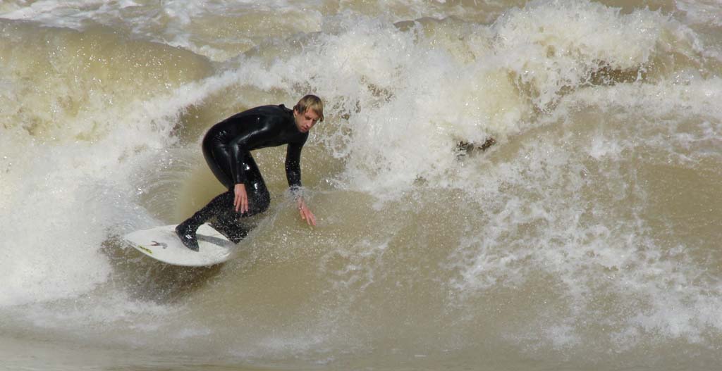 A surfer surfing in the Munich Eisbachwelle