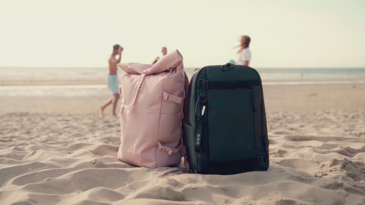 Video laden: Produktvideo Rolltop Rucksack KANE  am Strand