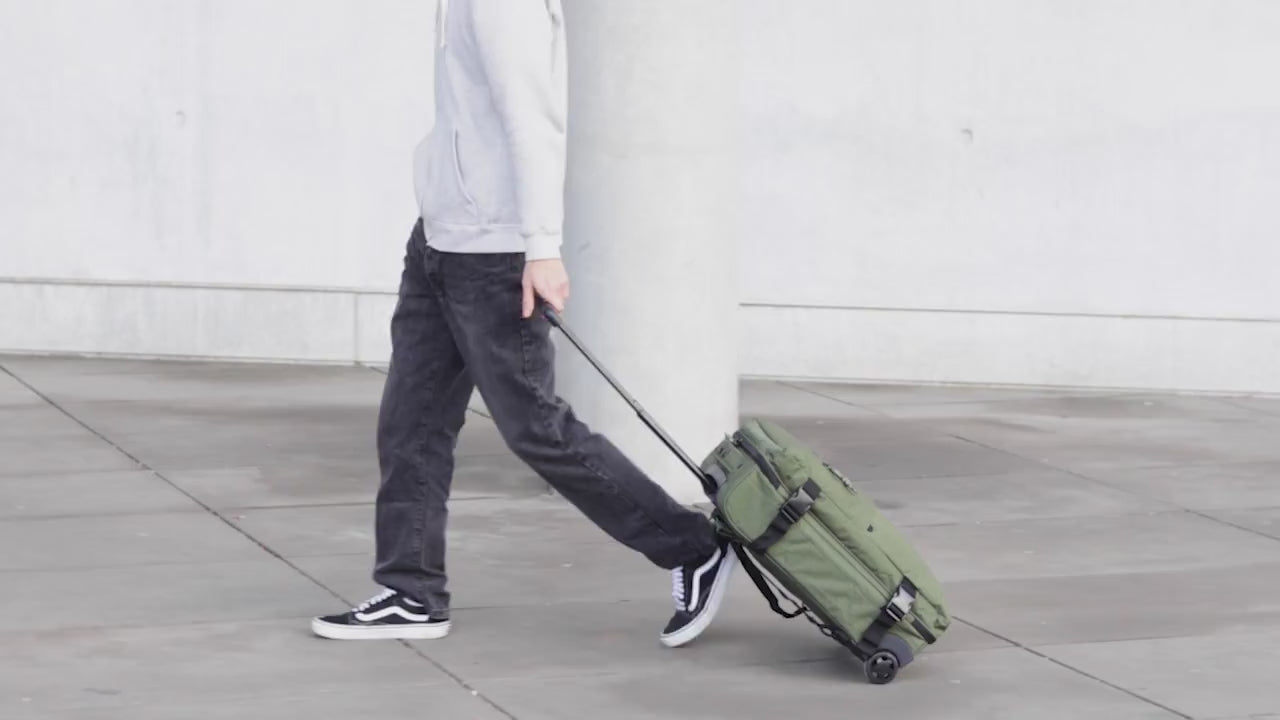 Load video: Produktvideo vom Hybrid 2in1 wie er als Trolley hinter sich gezogen wird und als Rucksack umfunktioniert wird. Olive-gruen