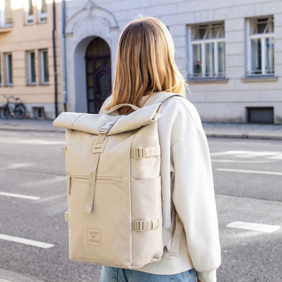 Rolltop Rucksack XL KANE in beige Outdoor Frau geht in einer Stadt