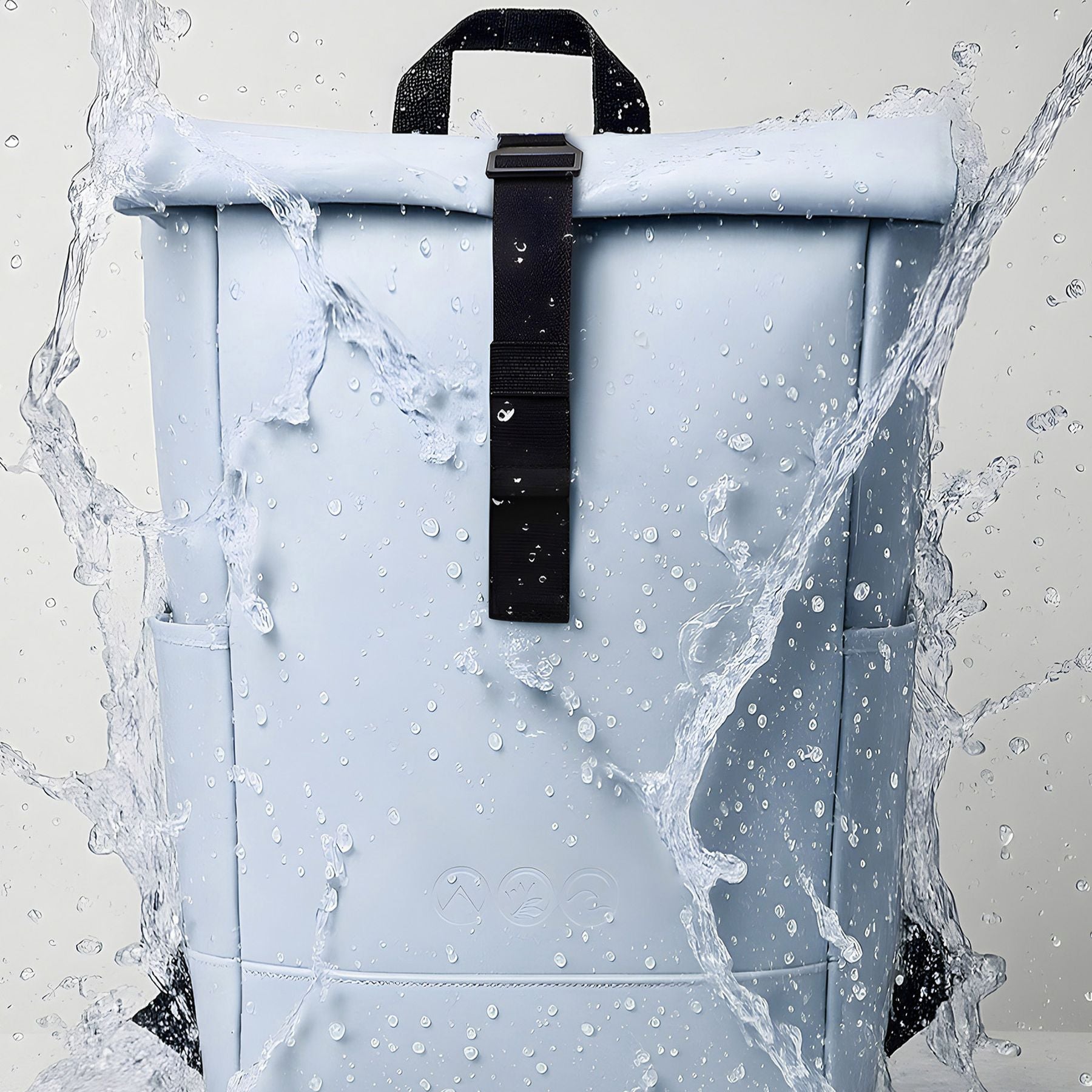 Produktbild Rolltop Rucksack HOLU mit Wasser um zu zeigen, dass der Rucksack wasserabweisend ist