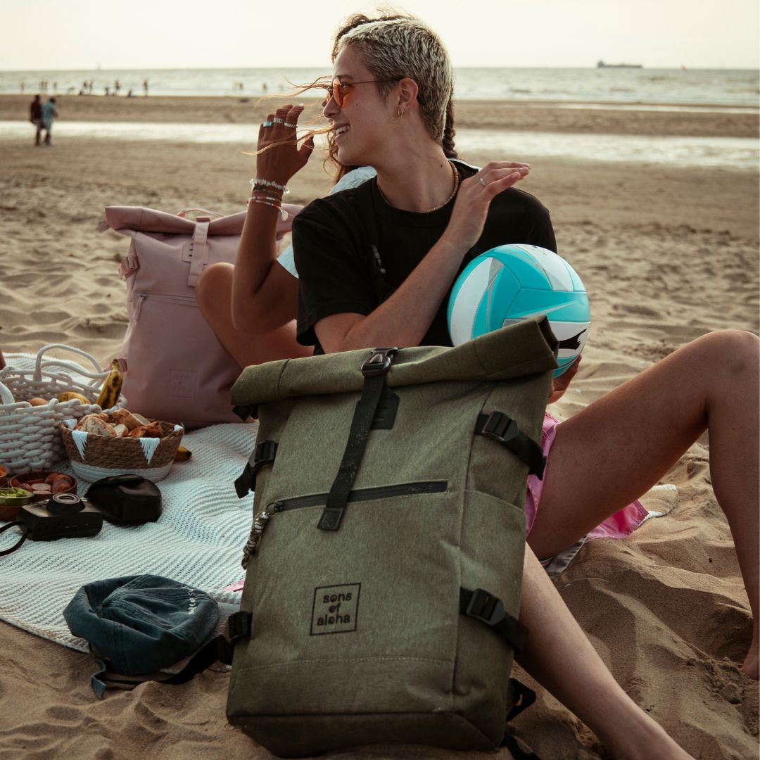 Rolltop Rucksack XL KANE in olive grün Outdoor Frauen sitzen am Strand