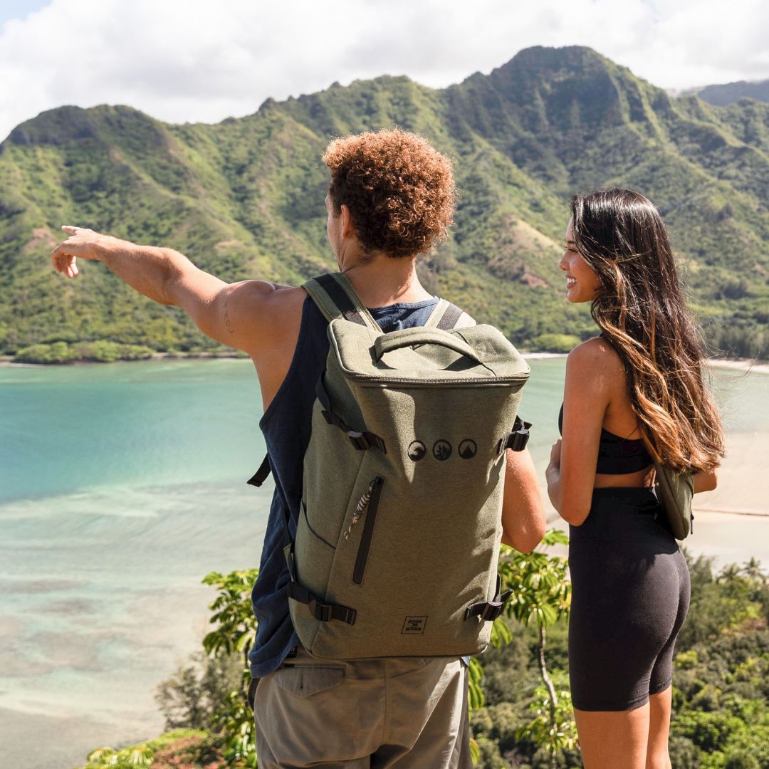 sons of aloha Toploader Rucksack in gruen Outdoor Mann und Frau stehen am Meer