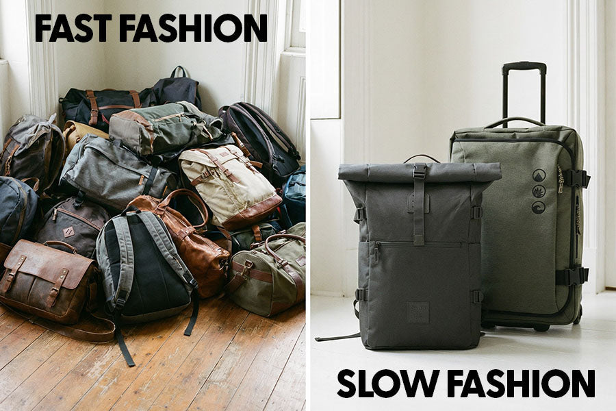 Auf der rechten Seite ist ein Zimmer mit einem riesigen Haufen an Taschen und Rucksaecken und auf der linken Seite sind KANE Rolltop und KANE Handgepaeck Koffer ordentlich nebeneinander