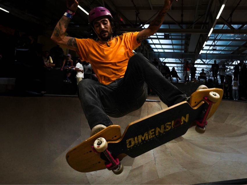 Streeboard 2024 Eindhovens SERGI springt mit seinem Streetbaoard hoch