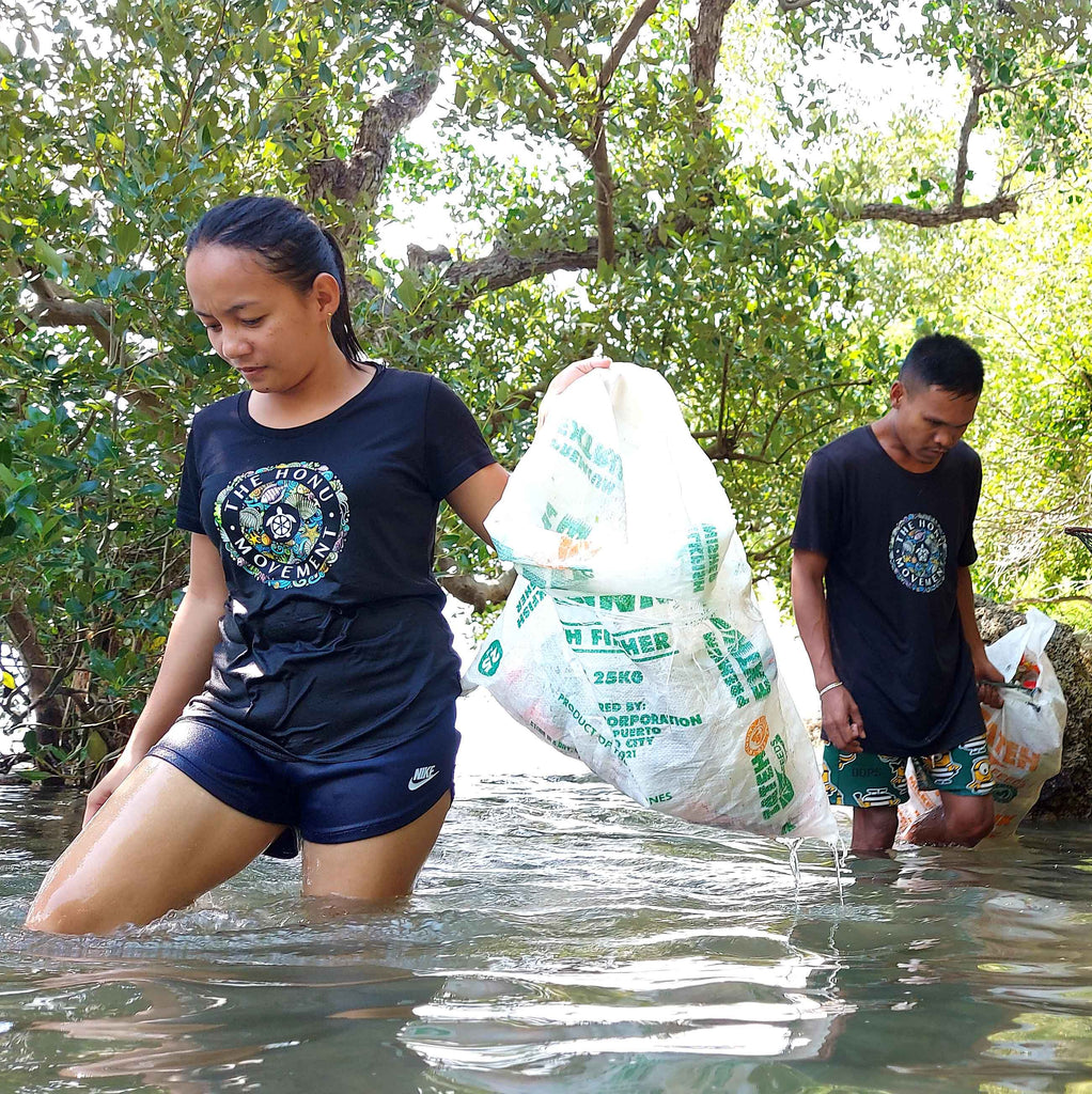 Zwei Menschen sammeln Plastik im Wasser