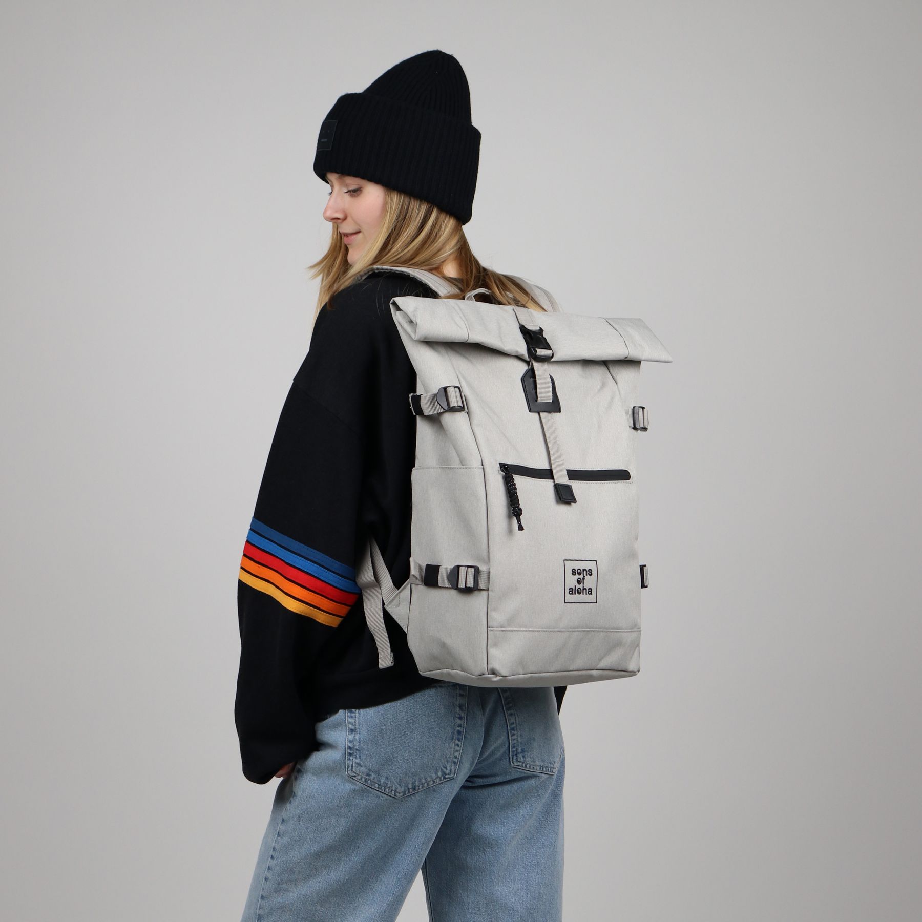 SET Medium KANE Rolltop Rucksack und Bauchtasche in white-grey inuse