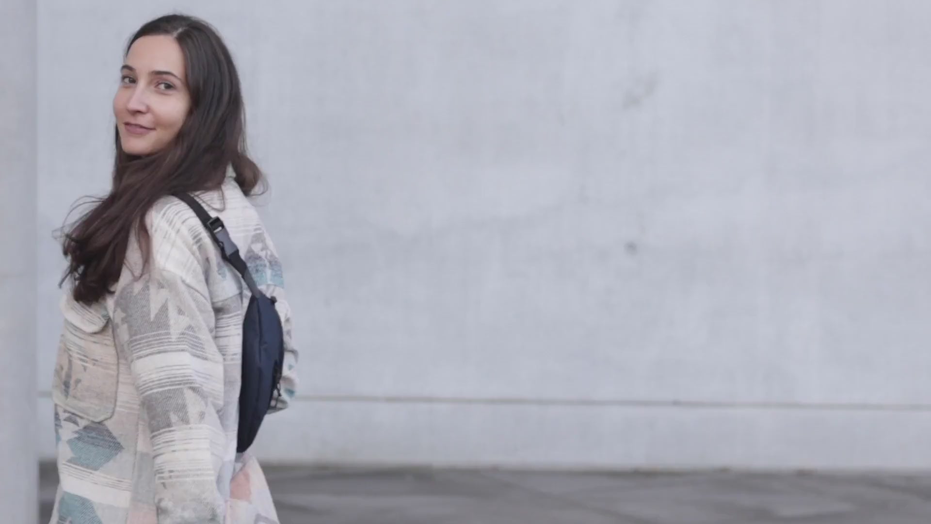 Load video: Close-Up Scenes of the Travel Bag Flow