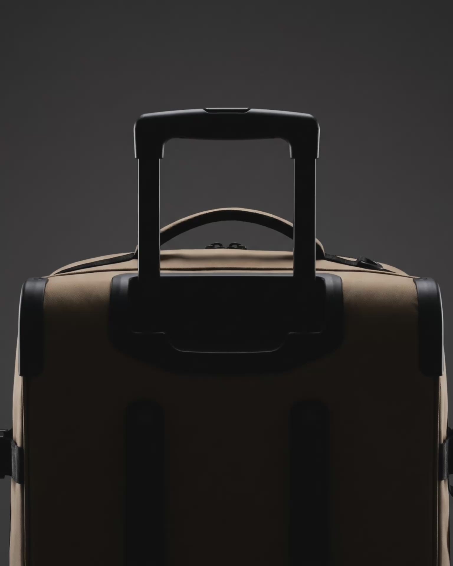 Load video: Close-Up Scenes of the Travel Bag Flow