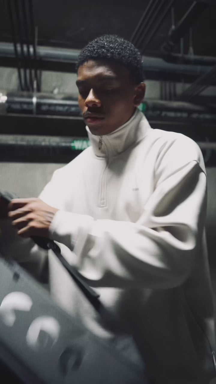 junger mann mit einem stylischen wasserfesten Rucksack zum reisen und für den Altag