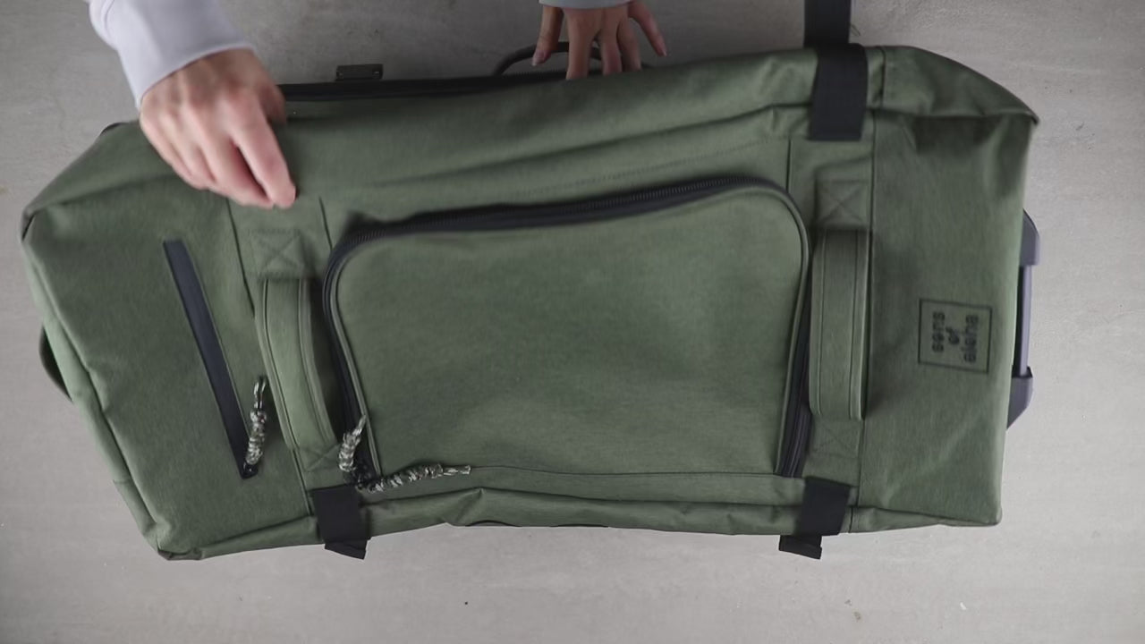 Load video: Rolltop-Rucksack mit geöffneter Innenaufteilung – zeigt Laptopfach, Handyfach und Stiftehalter beim Packen.