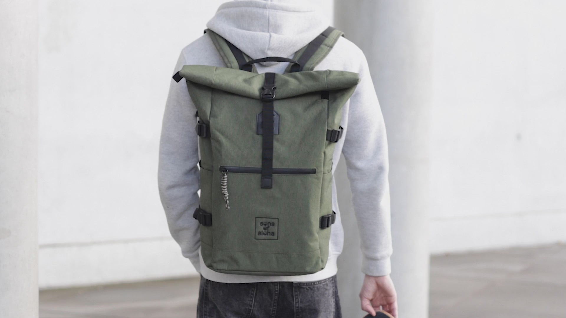 Video laden: Produktvideo vom Rolltop Rucksack KANE in olive gruen