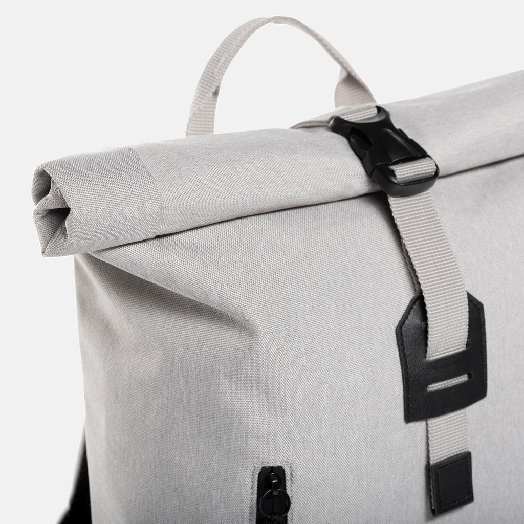 roll-top-rucksack-klein-off-white-detail